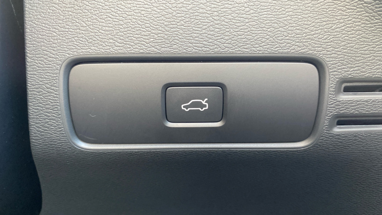 Volvo XC40 2.0 B3P Plus Dark 5dr Auto Petrol Estate